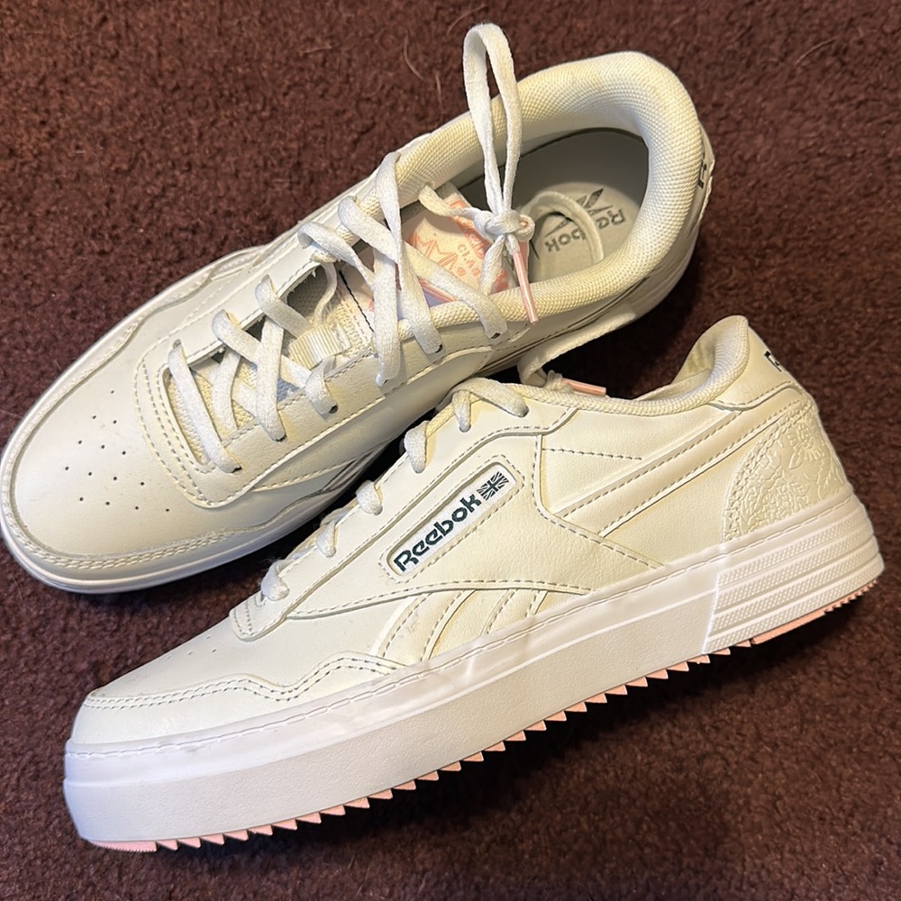 size 7.5 W never worn Reebok’s - Picture 2 of 4